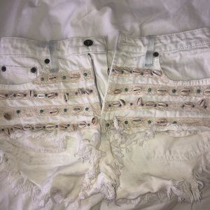 CARMAR SIZE 26 SHELL SHORTS white jean